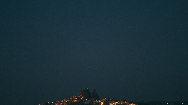 夜间城市与水面的灯光倒影